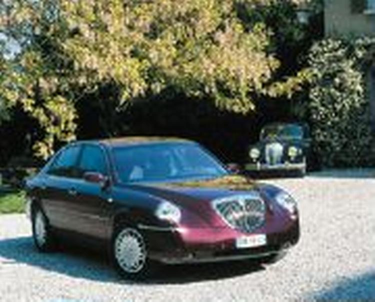 Den nye Lancia Thesis - og Aurelia B 10 fra 1950 i baggrunden. Foto: Lancia 