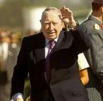 Pinochet vinker til sine tilhængere, efter han i marts sidste år på grund af svagt helbred fik lov at rejse hjem til Chile. - Foto: AP 