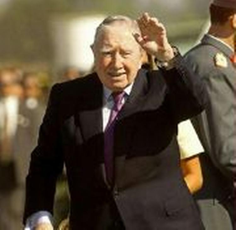Pinochet vinker til sine tilhængere, efter han i marts sidste år på grund af svagt helbred fik lov at rejse hjem til Chile. - Foto: AP 