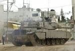 En israelsk tank i byen Betonia på Vestbredden mandag. Arafat klandrer Israel for at kun at ville en militær løsning på konflikten. - Foto: AP 