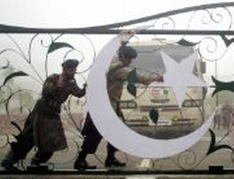 Pakistanske soldater åbner grænsen for den sidste bus mellem Lahore og den indiske hovedstad, New Delhi. - Foto: AP 