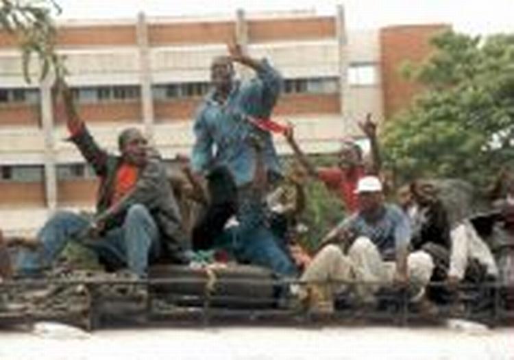 Tilhængere af Levy Mwanawasa jublede i hovedstaden Lusaka. - Foto: AP 