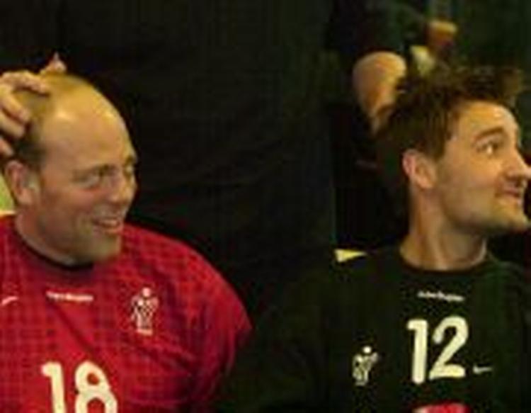Boldsen (udenfor billedet) bruger Christian Hjermind og Kristian Asmussens (t.h.) hoveder som håndbolde. - Foto Kim Agersten 