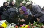 Venner af en af de dræbte israelske soldater til begravelse i landsbyen Beit Zarzir. - Foto: AP 