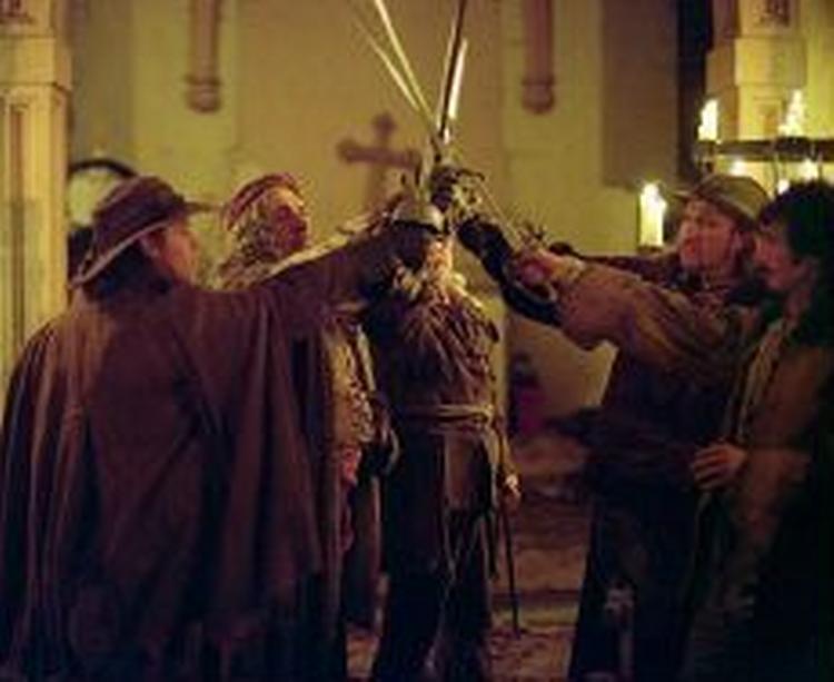 Een for alle og alle for een ... Hyams historie om musketererne er blevet en absurd røverhistorie. - Foto: Universal. 