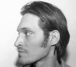 Vincent Gallo minder om en gal videnskabsmand, når han på næsten fetichistisk vis kæler for lyden af sin Gibson-guitar. - Foto fra www.vincentgallo.com 
