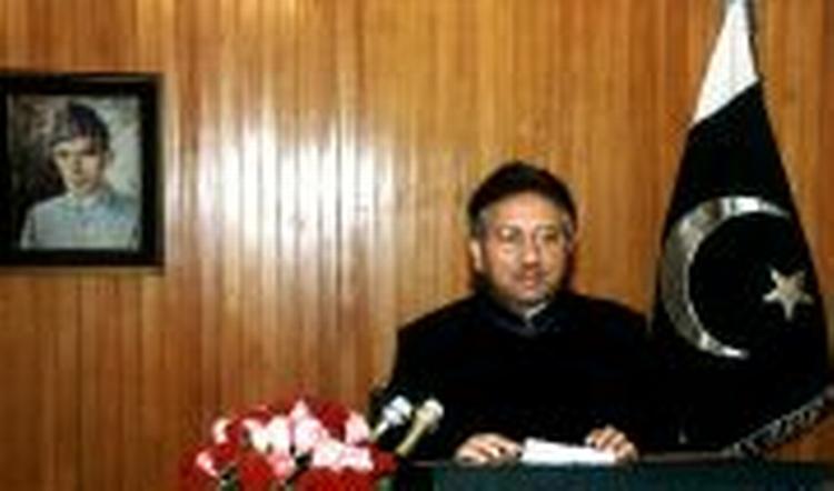 'Tak for talen', sagde Bush til den pakistanske præsident Musharraf. Præsidenten lovede lørdag i en tv-tale at slå hårdt ned på ekstremister i landet. - Foto: AP 