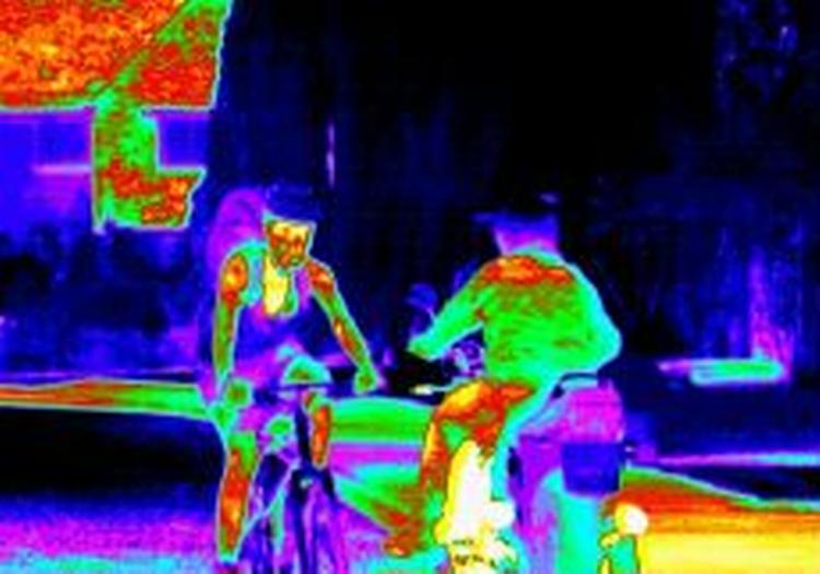 Termisk billedteknik viser varmeafgivelsen hos en cyklende dreng. - Pr-foto fra filmen 