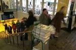 Mange tager en gratis avis med i S-toget, hvor avispapiret til gengæld flyder. - Foto: Kim Agersten 