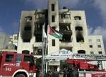 Palæstinensiske brandfolk forsøger at slukke branden i 'Voice of Palestines' bygning. - Foto: AP 