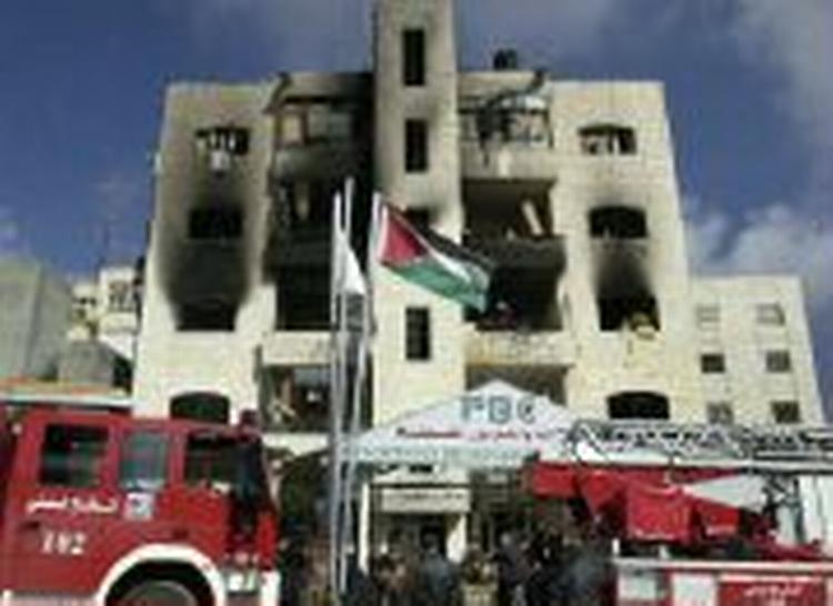 Palæstinensiske brandfolk forsøger at slukke branden i 'Voice of Palestines' bygning. - Foto: AP 