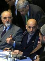 Præsident Hamid Karzai og finansminister Hedaya Amin Arsala på donorkonferencens anden dag i Tokyo. Foto: AP 