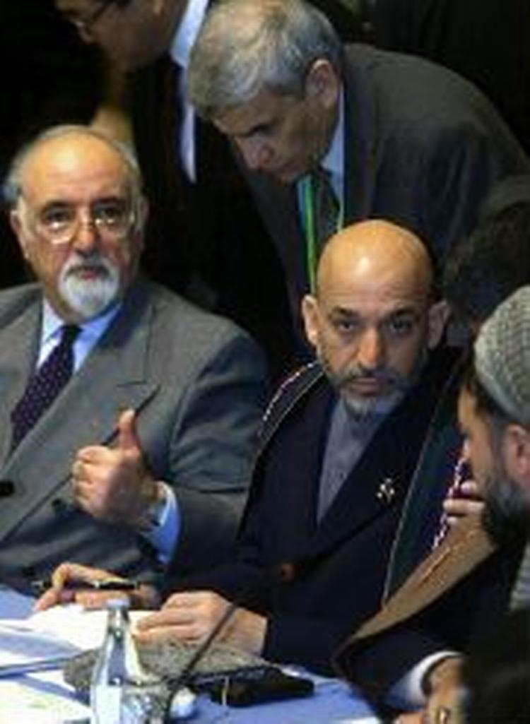 Præsident Hamid Karzai og finansminister Hedaya Amin Arsala på donorkonferencens anden dag i Tokyo. Foto: AP 