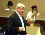 Abdel Basset al-Megrahi lytter fra baggrunden til sin advokat William Taylor på Camp Zeist i Holland. - Foto: AP 