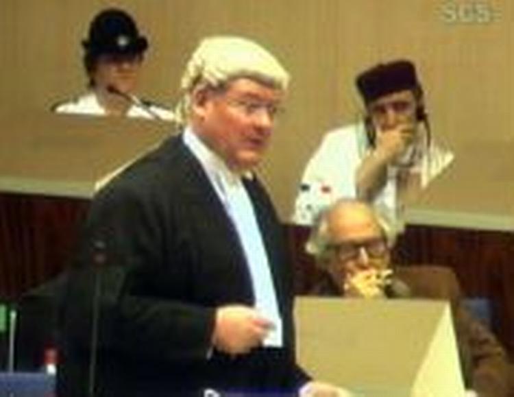 Abdel Basset al-Megrahi lytter fra baggrunden til sin advokat William Taylor på Camp Zeist i Holland. - Foto: AP 