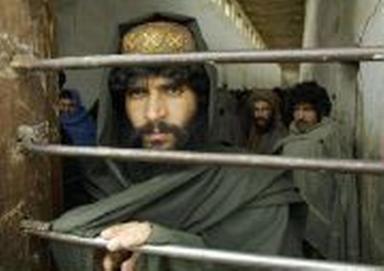 Taleban- og al-Qaeda fangers forhold som her i Mazar-i-Sharif under kritik. - Foto: AP 