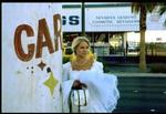 I Las Vegas fortryder Kamilla (Trine Dyrholm) og stikker af fra sit eget bryllup - Foto fra filmen. 