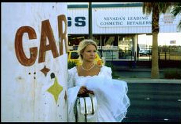 I Las Vegas fortryder Kamilla (Trine Dyrholm) og stikker af fra sit eget bryllup - Foto fra filmen. 