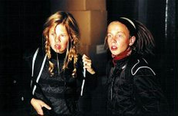 Ida (Julie Zangenberg) sammen med kammeraten Sebastian (Stefan Pagels Andersen) i Hans Fabian Wullenwebers bud på en ny stil i børnefilmen. Foto: Jens Juncker-Jensen 