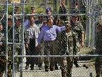 Donald Rumsfeld på besøg på Guantanamo-basen. - Foto: AP 