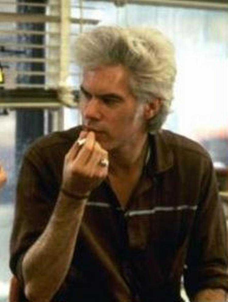 Jim Jarmusch overlod instruktørstolen til Sara Driver og tog selv kameraet på skulderen. 