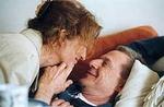 Karen-Lise Mynster og Jesper Christensens stærkt spillede ægteskabsdrama er lige ved at true filmens balance. - Foto fra filmen. 