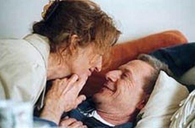 Karen-Lise Mynster og Jesper Christensens stærkt spillede ægteskabsdrama er lige ved at true filmens balance. - Foto fra filmen. 