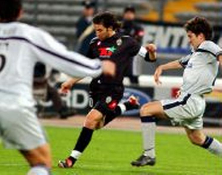 Juventus del Piero forsøger at score mod Deportivo La Coruña. - Foto: AP 
