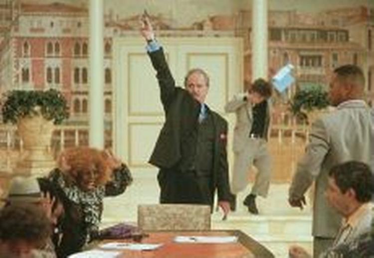 John Cleese får alt for lidt spillerum i en film, der er fuld af platte og larmende optrin. - Foto: Paramount Pictures. 
