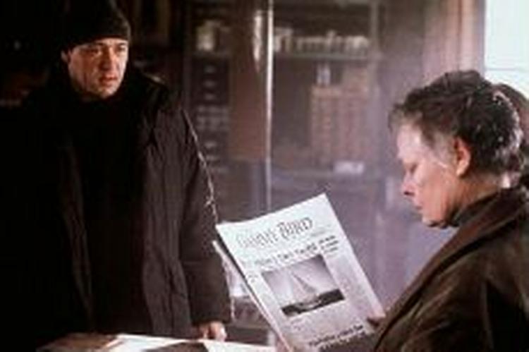 Kevin Spacey og Judy Dench leverer spænding til filmen som henholdsvis den vege taber Quoyle og hans faster Agnis, der begge har fået tildelt sår på sjælen. - Foto: Miramax 