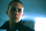 Kan en jøde være nynazist? Ja, unge Danny (Ryan Gosling) rager hovedet glat og trækker i en hagekors-T-shirt. - Foto fra filmen. 