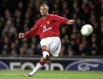 David Beckham udligner til 1-1 mod Nantes med et af sine kurvede frisparksmål. Målet sparkede Manchester United i gang.- Foto: AP 