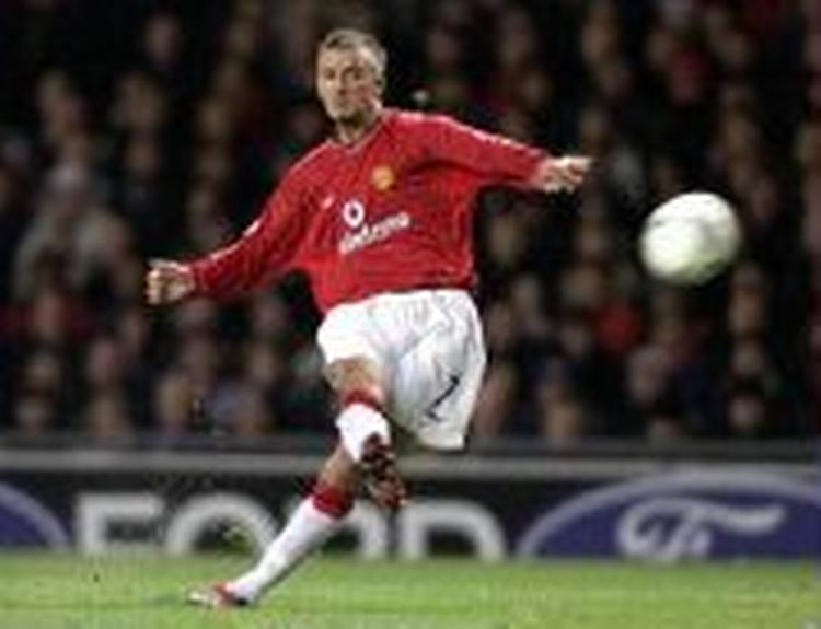 David Beckham udligner til 1-1 mod Nantes med et af sine kurvede frisparksmål. Målet sparkede Manchester United i gang.- Foto: AP 