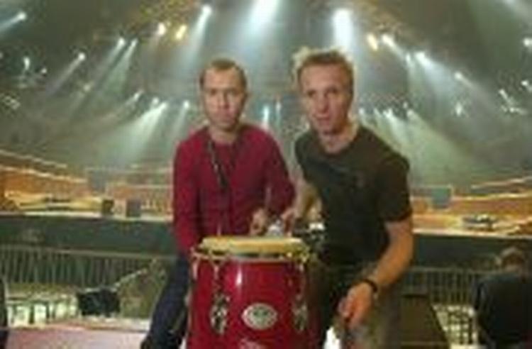 Safri Duo med den nye tromme. - Foto: Kim Agersten 