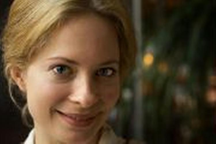 Den norske skuespillerinde Maria Bonnevie har rollen som Dina. 