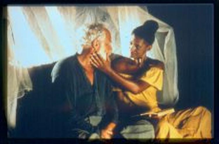 Den aldrende Antonio (Richard Dreyfuss) deler passionen for at læse med den smukke Josefina (Cathy Tyson). - Foto: SF Film 