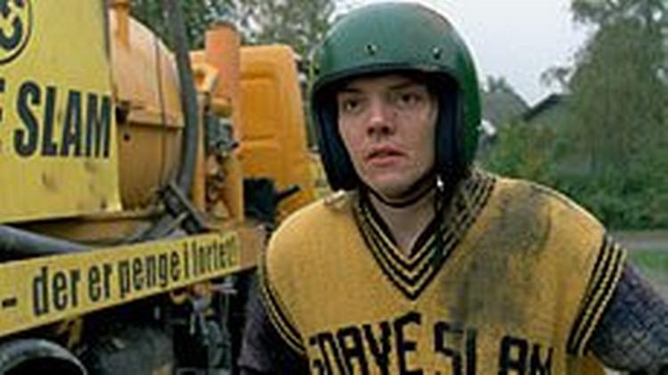 Med et absolut minimalt oplæg til en moderne dansk folkekomedie humper filmen afsted uden at personerne for alvor er i stand til at træde i karakter. - Foto: SF Film 