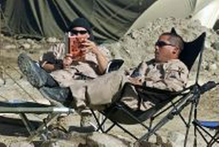 Amerikanske soldater slapper af på Bagram-basen. - Foto: AP 