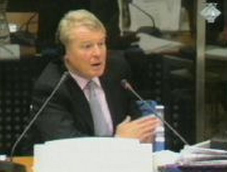 Paddy Ashdown i retten i Haag fredag. - Foto: AP 