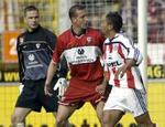 Bayerns Giovane Elber diskuterer et eller andet med 'Lauterns Jeff Strasser. - Foto: AP 