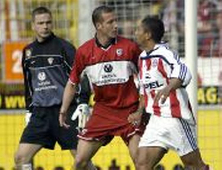 Bayerns Giovane Elber diskuterer et eller andet med 'Lauterns Jeff Strasser. - Foto: AP 