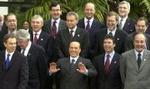 Familefotoet fra topmødet. Fogh Rasmussen har stillet sig mellem Berlusconi og Chirac - og foran Per Stig Møller, som dog godt kan ses. - Foto: AP. 