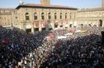 Tusindvis af italienere demonstrerer onsdag imod terrorisme på Piazza Maggiore i Bologna. - Foto: AP 