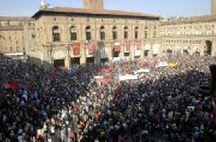 Tusindvis af italienere demonstrerer onsdag imod terrorisme på Piazza Maggiore i Bologna. - Foto: AP 