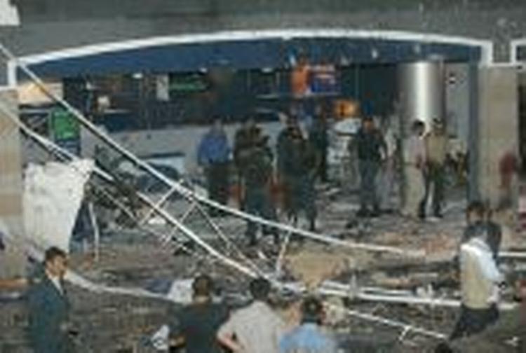 De materielle skader er omfattende efter bombesprængningen i Lima natten mellem onsdag og torsdag. Foto: AP 