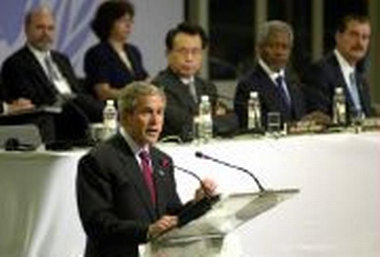 Fattige lande må udrydde korruption, hvis de vil have hjælp, lød budskabet i Monterrey fra USA's præsident Bush. - Foto: AP 
