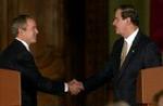 'Vi har ingen umiddelbare planer om at angribe Irak,' lød det fra USA's præsident Bush, der trykker hænder med Mexicos præsident Fox. - Foto: AP 