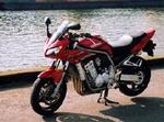 Yamaha FZS 1000 ser kompakt ud, men er alligevel ret høj. Foto: John de Summer-Brason 