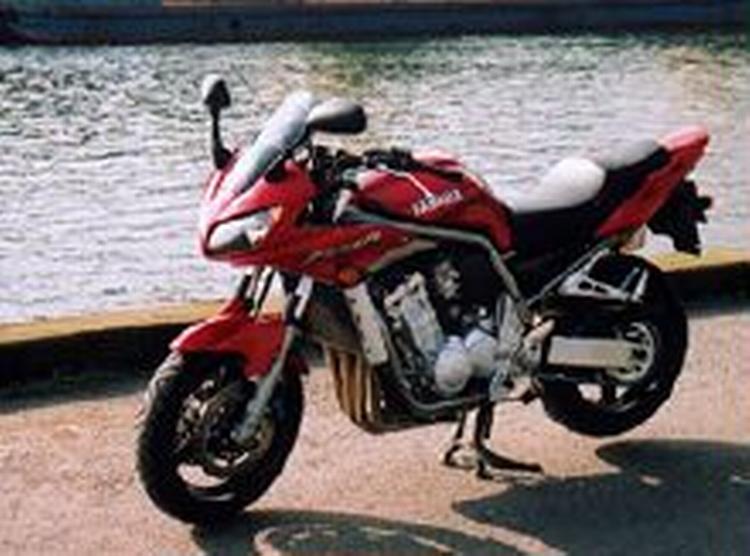 Yamaha FZS 1000 ser kompakt ud, men er alligevel ret høj. Foto: John de Summer-Brason 