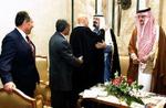 Tidligere fjender omfavnede hinanden på det arabiske topmøde: Iraks delegationsleder Izzat Ibrahim og den saudiarabiske kronprins Abdullah. - Foto: AP 